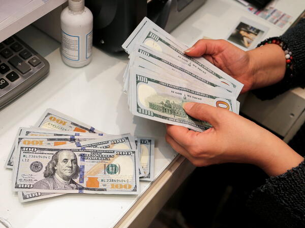 Banklar bu dollarları almır - FOTO