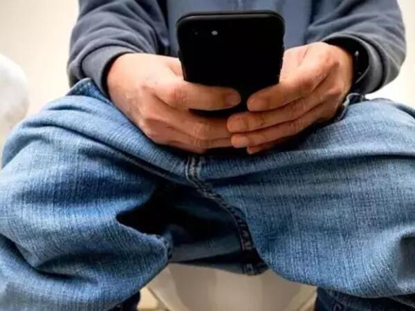 Tualetdə telefonla oturmağın fəsadları