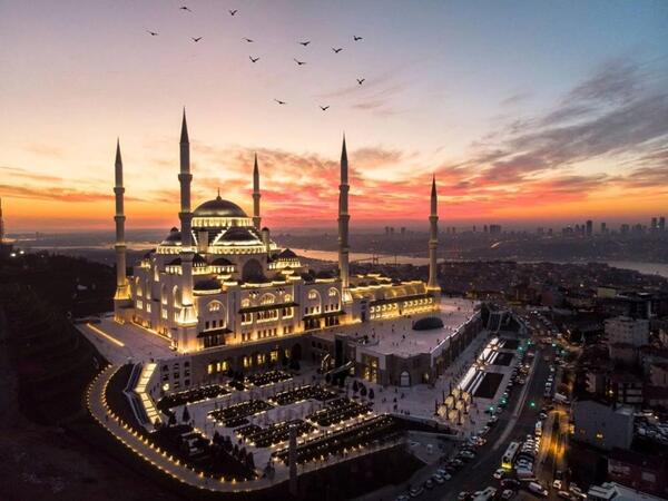 Türkiyədə məsciddə qucaqlaşan rusiyalı turistlər saxlanıldı - FOTO