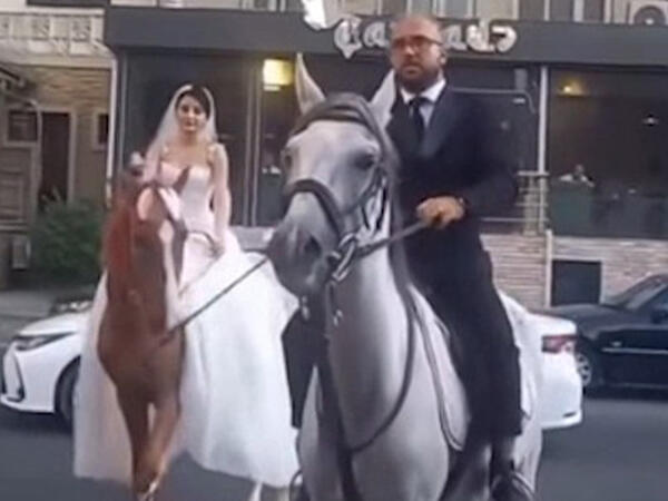 Bakıda bəylə gəlin toya at belində getdi - <span class="color_red">VİDEO</span>
