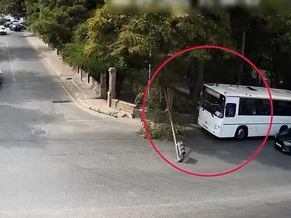 Avtobusu elə sürdü ki, işıqforu kökündən çıxardı - <span class="color_red">VİDEO</span>