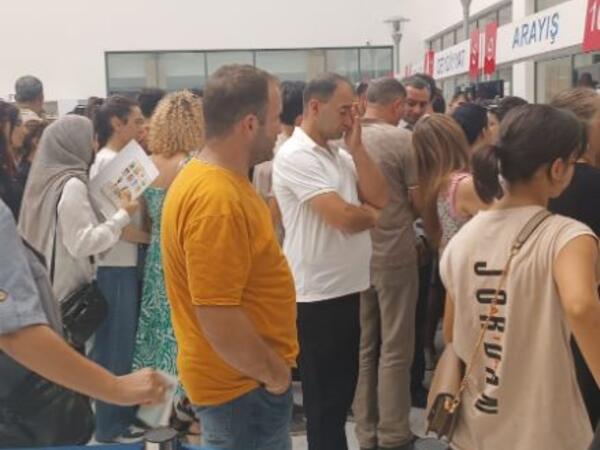 Abşeron Mərkəzi Xəstəxanasında sistem yenə çökdü, insanlar növbədə qalıb - FOTO