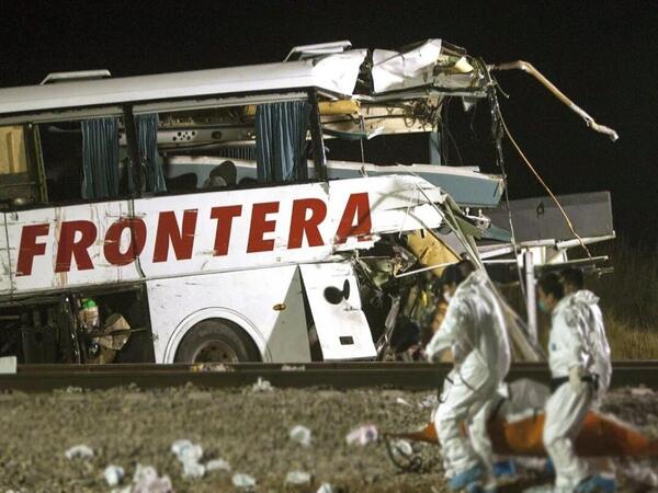Meksikada qatar avtobusu iki yerə böldü - <span class="color_red">ANBAAN VİDEO</span>