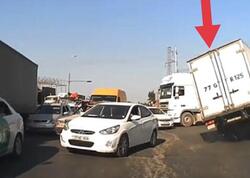 Bakıda yük maşını 5 avtomobili vurub qaçdı - VİDEO