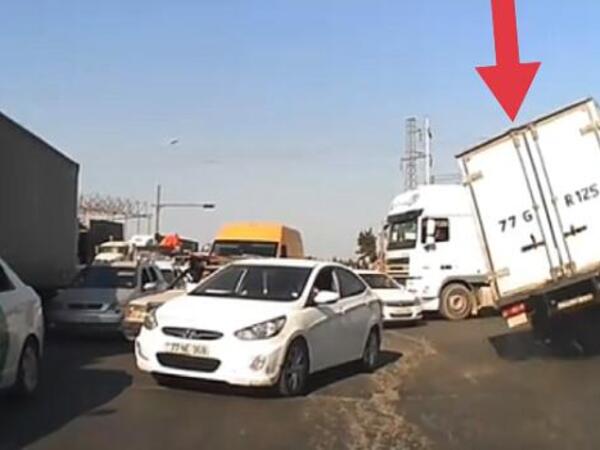 Bakıda yük maşını 5 avtomobili vurub qaçdı - VİDEO