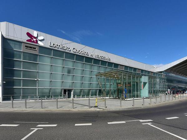 Polşa hava limanlarını bağladı