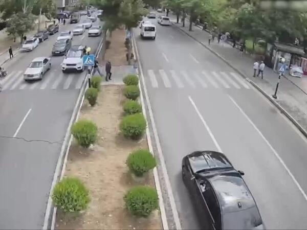 Bakıda keçiddən keçən piyadanı maşın vurub - VİDEO