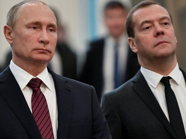 Putin Medvedevi təltif etdi