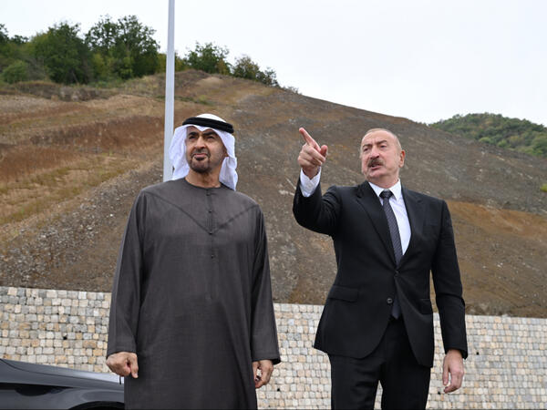 Prezidentlər Şuşanın Daşaltı kəndinin fonunda şəkil çəkdiriblər - FOTO