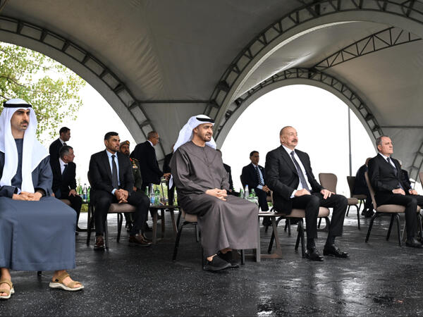 İlham Əliyev və Şeyx Məhəmməd bin Zayed Al Nəhyan Cıdır düzündə Qarabağ atlarının şousunu izləyiblər