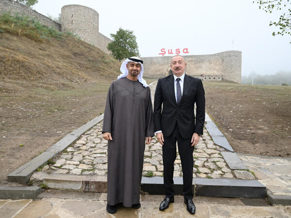 Azərbaycanın və Birləşmiş Ərəb Əmirliklərinin prezidentləri Şuşa qalasının önündə foto çəkdiriblər - FOTO