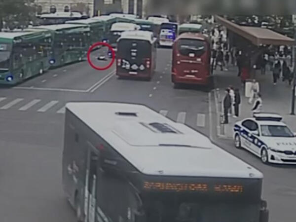 “28 May”da avtobusun qadını vurduğu hadisənin VİDEOsu