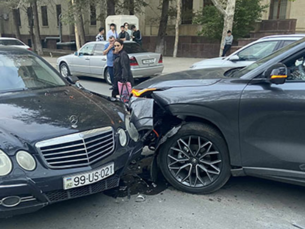 AMEA-nın həyətində zəncirvari qəza - <span class="color_red">FOTO</span>