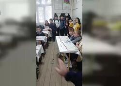 Bu məktəbdə şagirdlər dərsi ayaqüstə öyrənirlər - oturmağa yer yoxdur - <span class="color_red">VİDEO</span>