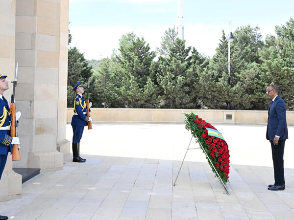 Ruanda Prezidenti Pol Kaqame Bakıda şəhidlərin xatirəsini anıb - FOTO