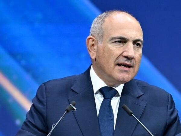 Çıxışı zamanı Paşinyanın halı pisləşdi - nitqi yarımçıq qaldı - <span class="color_red">VİDEO</span>