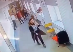 Lənkəranda direktor müavini şagirdi və xadiməni döydü - <span class="color_red">VİDEO</span>