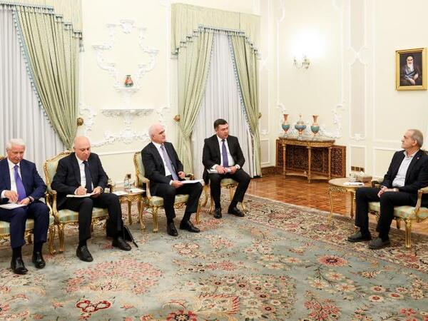 Pezeşkian Şahin Mustafayevin rəhbərlik etdiyi nümayəndə heyəti ilə görüşüb - FOTO