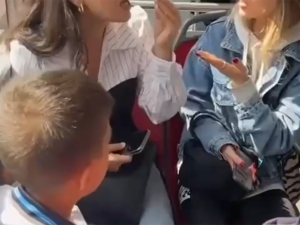 Avtobusda qızlar arasında əlbəyaxa dava - <span class="color_red">VİDEO</span>