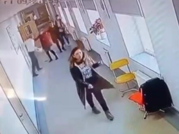 Lənkəranda direktor müavini şagirdi və xadiməni döydü - <span class="color_red">VİDEO</span>