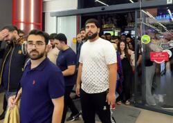 Bakıda &quot;iPhone 17&quot; izdihamı - VİDEO