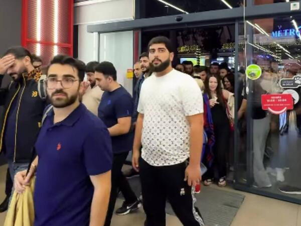 Bakıda &quot;iPhone 17&quot; izdihamı - VİDEO