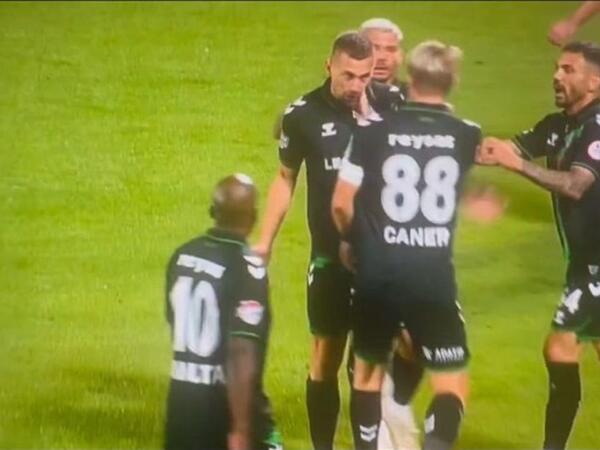 Məşhur futbolçu komanda yoldaşını döydü - <span class="color_red">VİDEO</span>