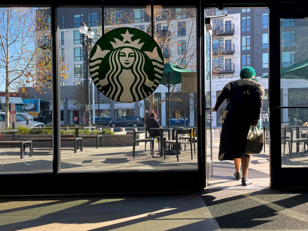 &quot;Starbucks&quot; yüzlərlə mağazasını bağlayır - 900 iş yeri ixtisar ediləcək