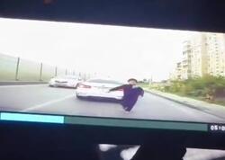 Bakıda uşaq özünü maşının üstünə atdı - VİDEO