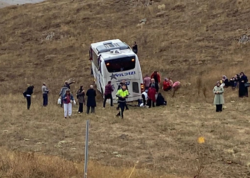 Türkiyədə sərnişin avtobusu yük maşını ilə toqquşdu - Çox sayda yaralı var