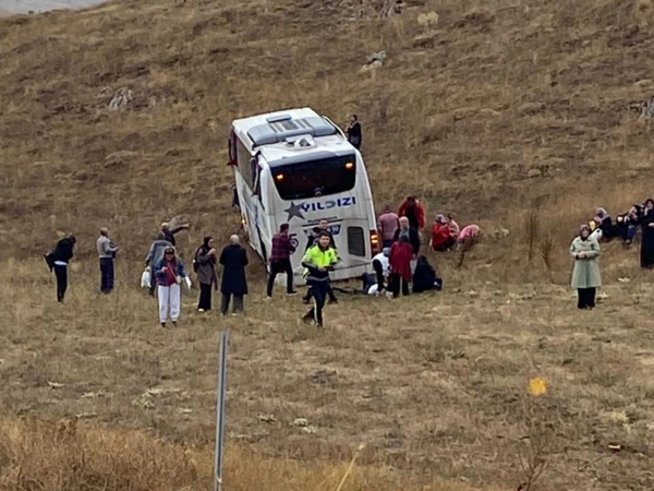 Türkiyədə sərnişin avtobusu yük maşını ilə toqquşdu - Çox sayda yaralı var
