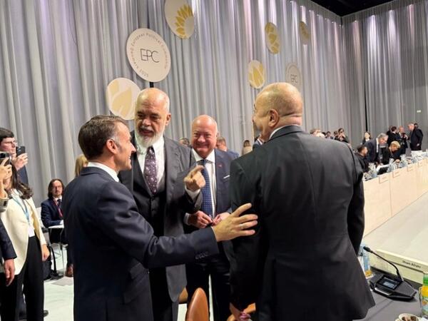 Edi Rama Makronla zarafatlaşdı - “Azərbaycanla Albaniyadan üzr istəyin” – <span class="color_red">VİDEO</span>