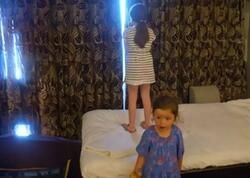 Otel pərdəsini açanda gördükləri mənzərə hamını mat qoydu - <span class="color_red">VİDEO</span>
