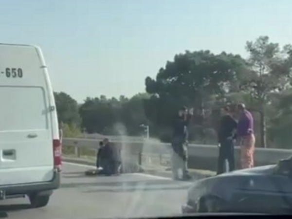 Bakı-Sumqayıt şossesində avtomobil motoskiletçini vurdu - <span class="color_red">VİDEO</span>