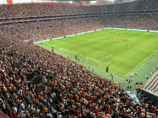 Qalatasaray futbolçuları Beşiktaş derbisində meydana itlərlə çıxacaq