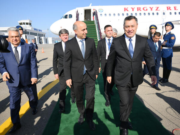 Qırğızıstan Prezidenti Azərbaycana səfərə gəlib - FOTO