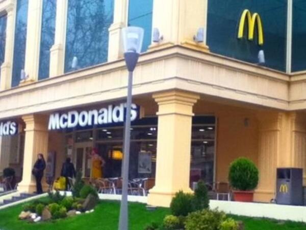 Bakıda atla “McDonalds”a gəldi, xidmət etmədilər – <span class="color_red">VİDEO</span>