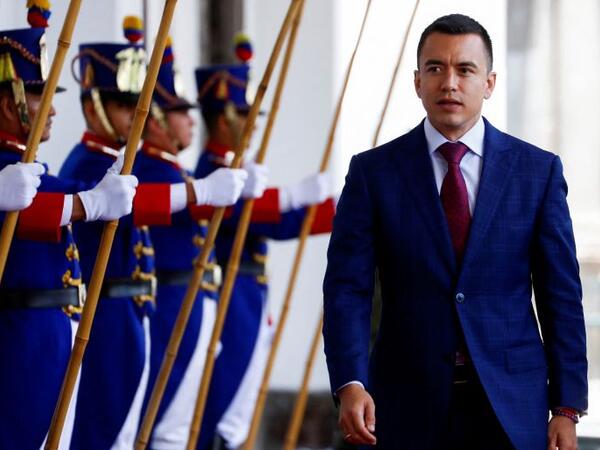 Ekvador prezidentinə su-qəsd cəhdi - Avtomobili güllələndi - <span class="color_red">FOTO</span>