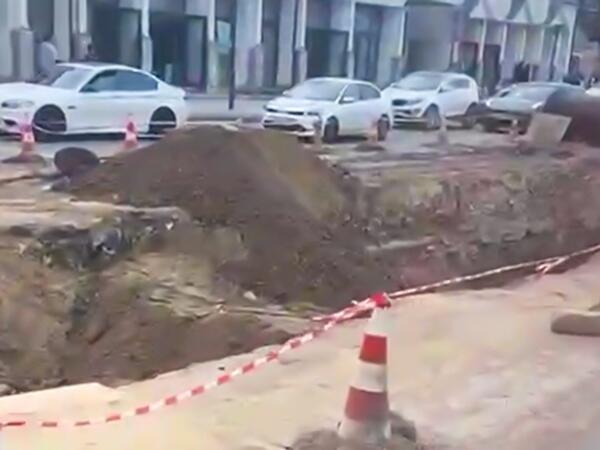 Binəqədi yolunu bu hala kim salıb, bilinmir - <span class="color_red">VİDEO</span>