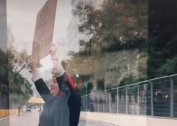 “Varlı xarici kişi axtarıram” yazıb, Bakı küçələrinə düşdü - <span class="color_red">VİDEO</span>