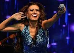 Səhnədə divanda uzanıb konsert verdi, rəqs etdi - <span class="color_red">VİDEO</span>