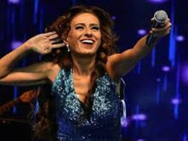 Səhnədə divanda uzanıb konsert verdi, rəqs etdi - <span class="color_red">VİDEO</span>