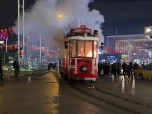 İstanbulun məşhur tramvayı yandı - <span class="color_red">VİDEO</span>