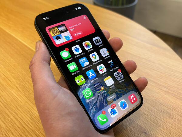 &quot;iPhone&quot; istifadəçilərinə şad xəbər: 1 il pulsuz olacaq
