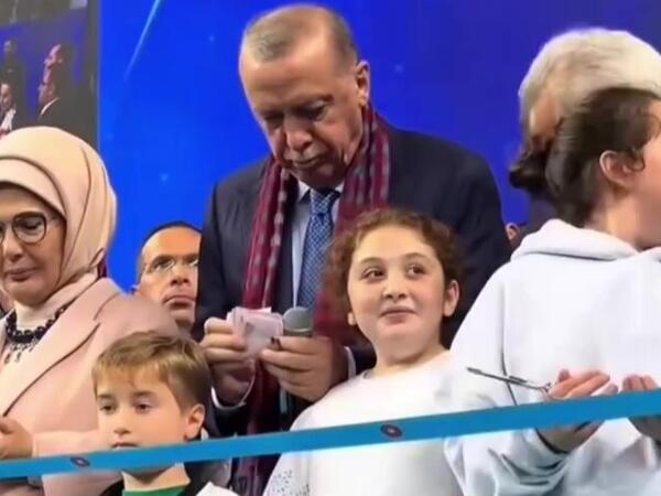 Ərdoğan tədbirdə uşaqlara pul payladı - <span class="color_red">VİDEO</span>