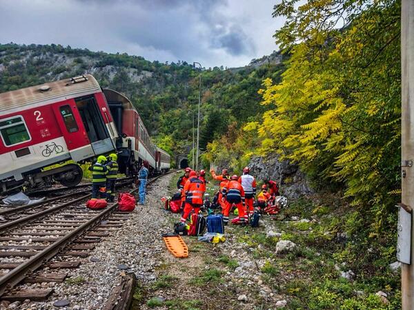 Slovakiyada iki qatarın toqquşması nəticəsində 100 nəfər xəsarət alıb - <span class="color_red">FOTO</span>