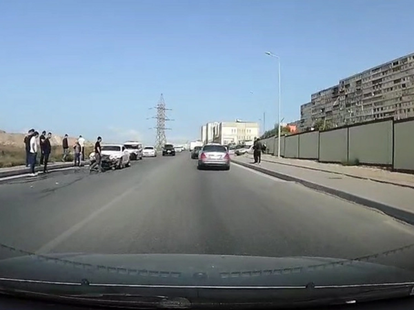 Bakıda &quot;Bentley&quot; qəza törətdi - Yaralı var - <span class="color_red">VİDEO</span>