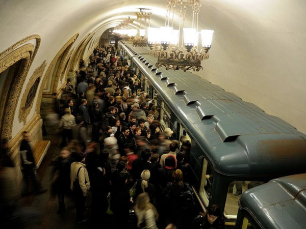Metroda problem - Qatar tuneldə qaldı, sıxlıq yarandı