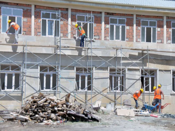 Yeni tikilən məktəbdən oğurluq edildi