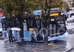 Yaşlı qadın avtobusun altında qaldı - VİDEO